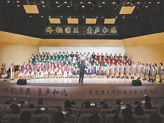 参演队伍齐聚舞台，共同唱响《朋友》。郭永乐