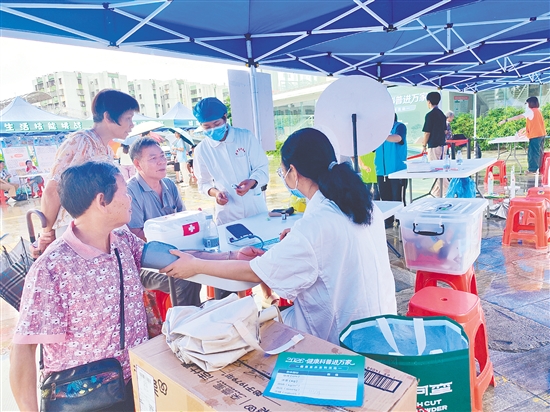活动设置健康咨询服务区，为市民免费提供血压测量、身高体重计算BMI、肝炎筛查等服务。