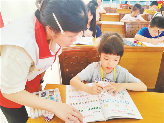 成长营为辖区50名小学生提供暑假公益成长服务,既充实了孩子们的假期生活,也切实缓解了周边双职工家庭的看护压力。 成长营为辖区50名小学生提供暑假公益成长服务,既充实了孩子们的假期生活,也切实缓解了周边双职工家庭的看护压力。