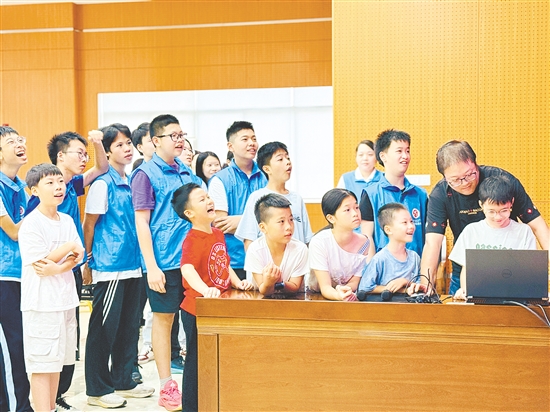 青少年轮番体验智能推理、大语言模型、机器学习、手势交互等项目，并动手操作设备，近距离感受机器识别、智能交互的运行逻辑。