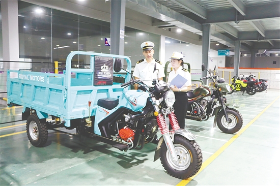 江门海关所属高沙海关关员到摩托车出口企业开展宣讲和查验，助力企业产品出口。陈艳冰
