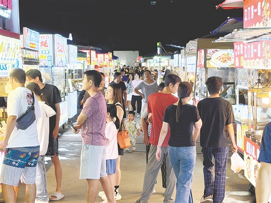 即使在工作日，文华停车场夜市依然吸引不少市民游客。