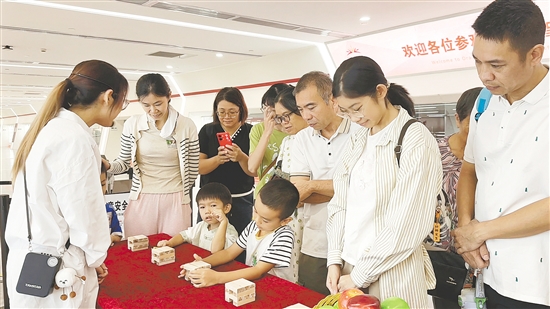 无限极新会生产基地研学活动通过趣味互动，将抽象的中医药知识变得可感、可知。