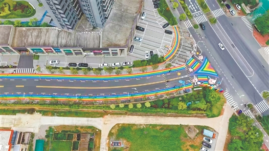 台城街道金星社区深化政企共建模式，联动企业优化升级社区标识系统，打造“网红”彩虹路面。