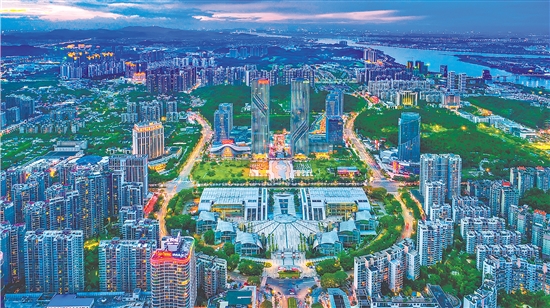 环五邑华侨广场商圈全力冲刺全市首个百亿级商圈。陈立武 环五邑华侨广场商圈全力冲刺全市首个百亿级商圈。陈立武