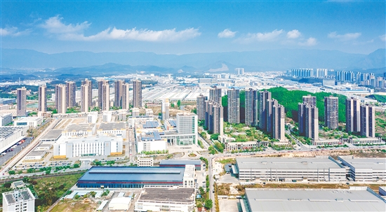 上半年，鹤山市经济运行总体平稳，工业生产较快增长。图为鹤山工业城园区。