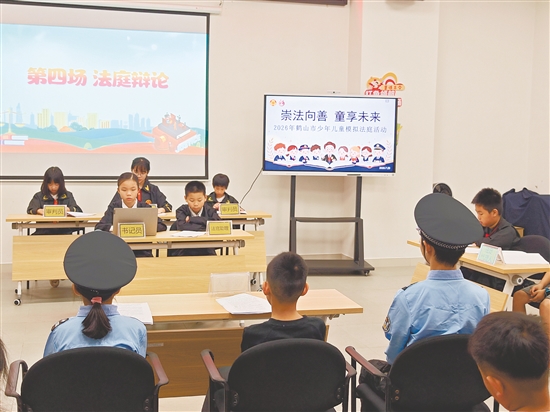 孩子们换上相应制式服装，“变身”为法庭中的各个角色，沉浸式体验庭审的全过程。