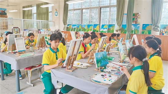 乡村学校少年宫开设多元特色课程，让学生在实践中快乐成长。