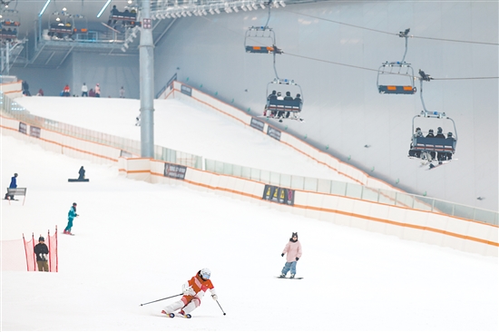 7月31日，滑雪爱好者在武汉市甘露山国际滑雪场滑雪。