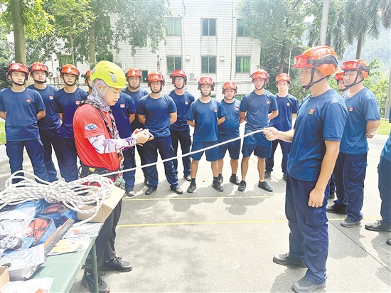 实操教学现场，专家教练示范水平转V型救援、斜拉绳桥转运等救援技能。