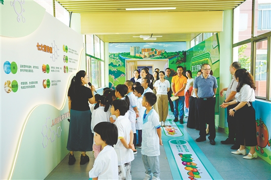 孩子们参观营养科普馆。