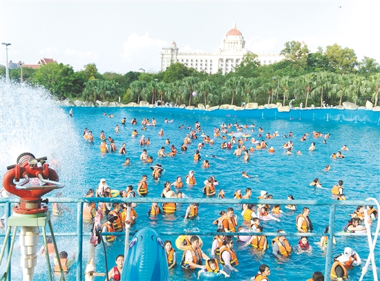 紧抓夏日玩水热潮，恩平市多家旅游景区升级水上配套设施，推出各式各样的亲水游玩项目。