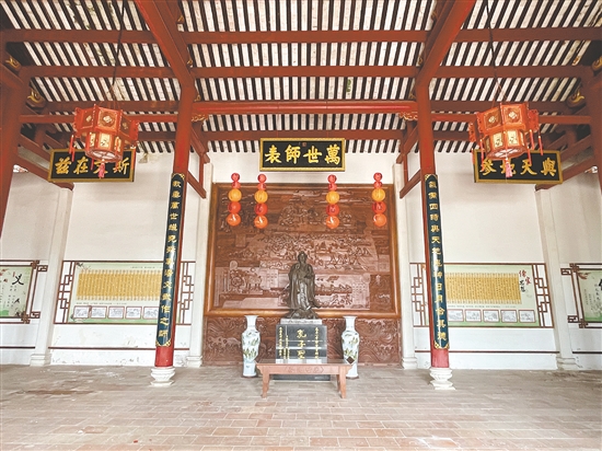 恩平学宫正中立有孔子塑像，塑像上方悬挂“万世师表”匾额。