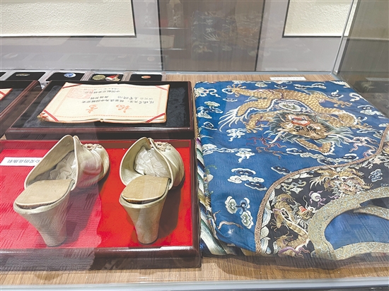张瑞芬捐赠给黎塘村的鞋子等物品。