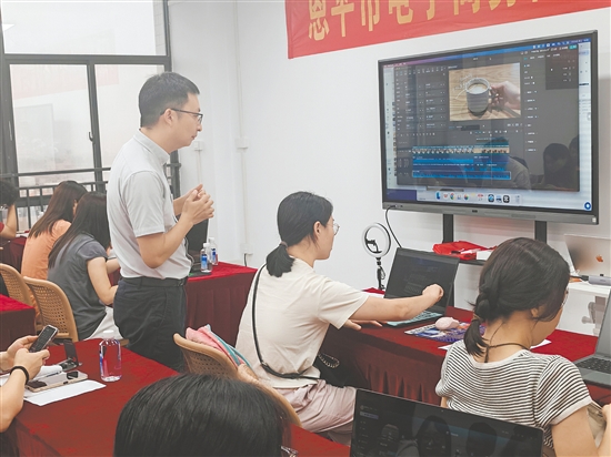 培训班上，讲师指导学员们制作AI视频。