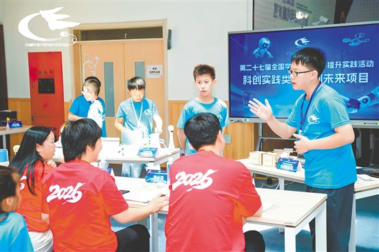 刘宣和、邹宇廷在比赛中。