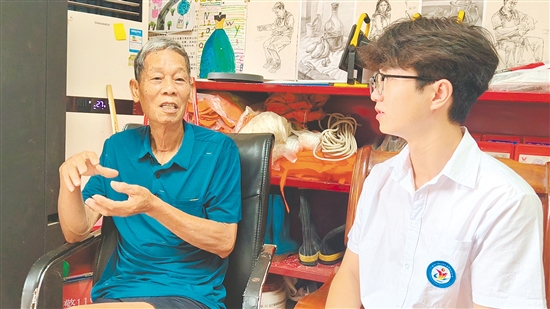 学生与长者深入交流。