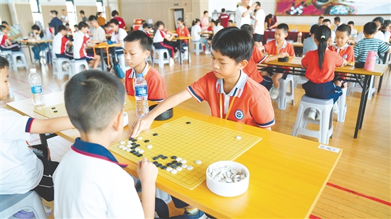 各路少年棋手沉着应战、沉稳落子。