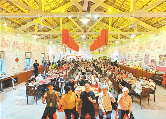 镇濠泥鸡非遗传习馆吸引了一批又一批来自全国各地的青少年,以及海外侨胞前来体验,每年接待近万人次。 镇濠泥鸡非遗传习馆吸引了一批又一批来自全国各地的青少年,以及海外侨胞前来体验,每年接待近万人次。