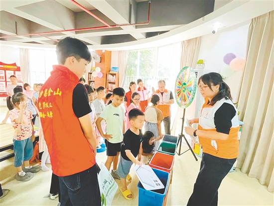 孩子们在暑假公益培训班学习垃圾分类知识。