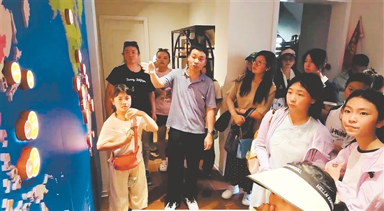 华裔少年在了解侨乡历史脉络。