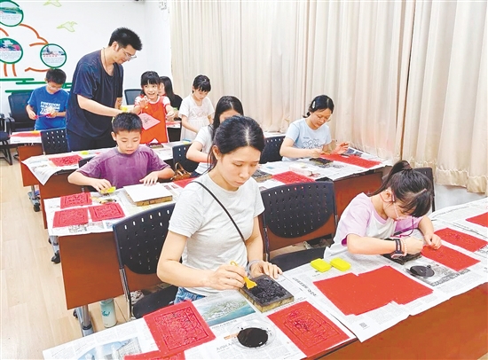 亲子家庭体验制作木版神祃。