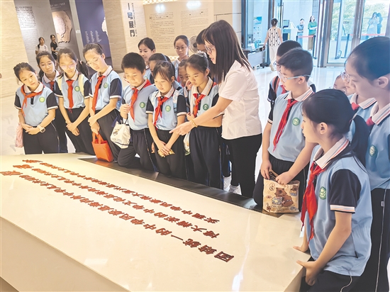 东晖小学的少先队员走进台山市华侨文化博物馆参加暑假志愿讲解员培训活动。 东晖小学的少先队员走进台山市华侨文化博物馆参加暑假志愿讲解员培训活动。