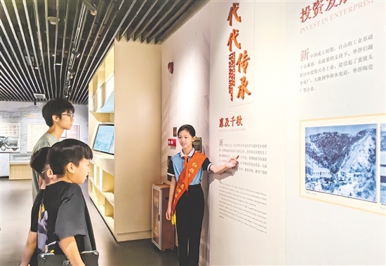 东晖小学的小讲解员为游客讲解侨乡故事。 东晖小学的小讲解员为游客讲解侨乡故事。