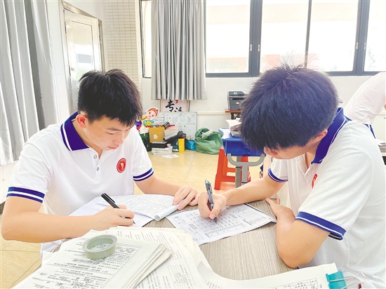 学校的学习氛围十分浓厚。
