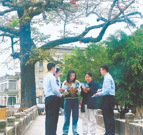 建设银行江门市分行走进乡村，向群众普及金融知识。
