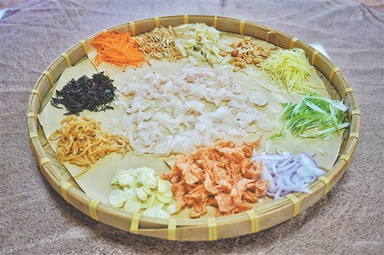 古劳鱼生的配料十分丰富，包括蛋散、花生、姜丝、胡萝卜丝、酸荞头等。
