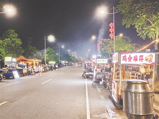 南堤西路长堤夜市，从无到有再到兴旺，经历了不到一年时间。
