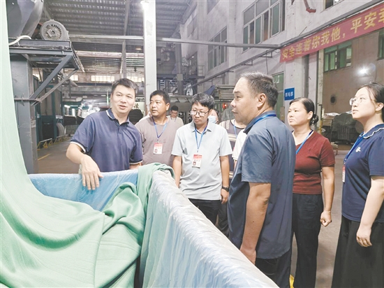 人大代表们在锦兴纺织印染企业有限公司调研。