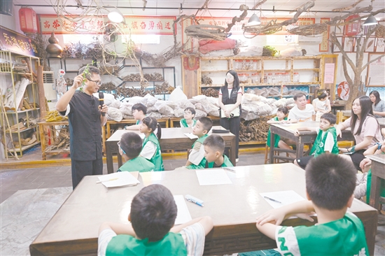 孩子们在学习中医药知识。