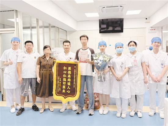 小邓和家人来到江门市中心医院心血管内科送锦旗。