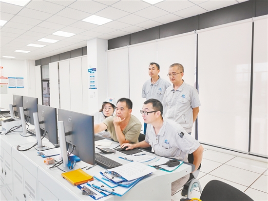 珠西新材料集聚区应急消防服务站工作人员到企业检查消防报警系统。