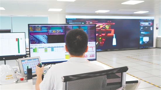 中国外运江门高新港的工作人员正远程控制龙门吊。