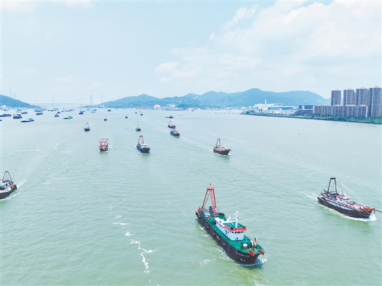 大批渔船从崖门渔港出发。 大批渔船从崖门渔港出发。