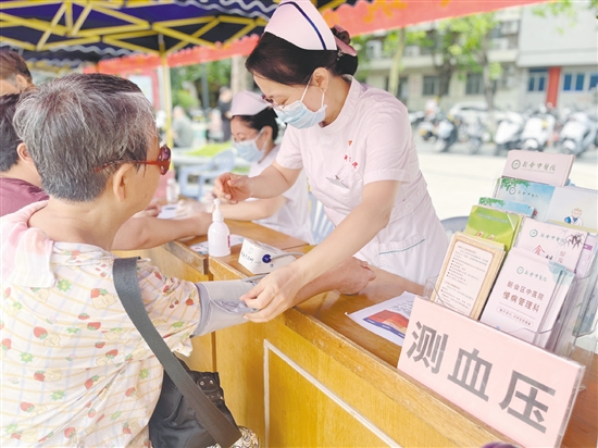 医护人员为群众测血压。