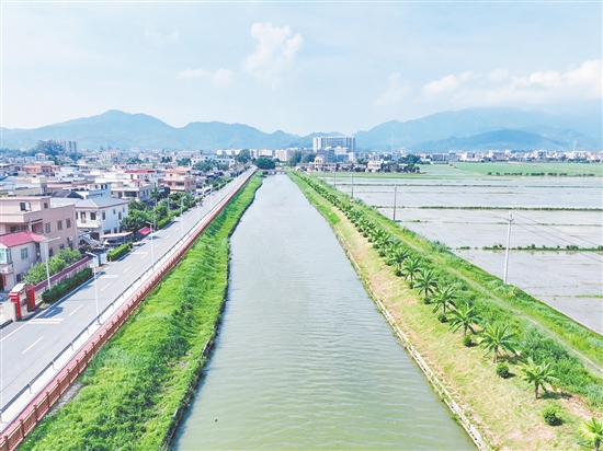 在优化道路风貌的同时，汶村镇聚焦水系生态提质，全力打造便民亲水休闲水美空间。