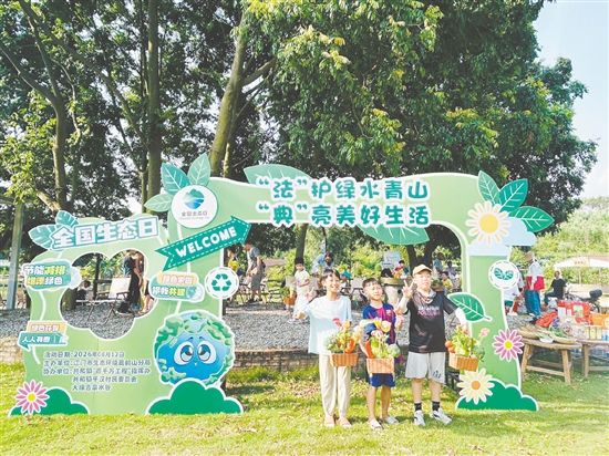 亲子家庭齐聚田间地头，沉浸式体验和美乡村的生态魅力。