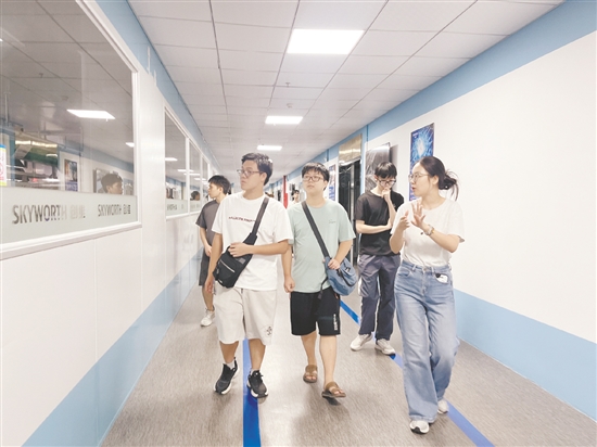学子们深入企业，感受家乡产业蓬勃发展的强劲势头。