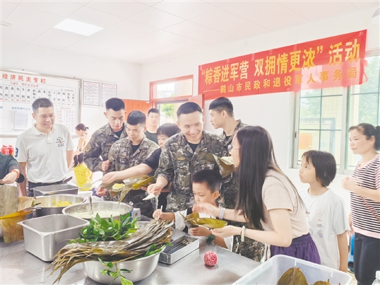志愿者走进驻鹤部队，开展端午主题双拥活动。
