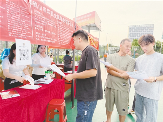 鹤山工业城（共和镇）打破场景壁垒，将人才招聘会场“搬”进篮球场。