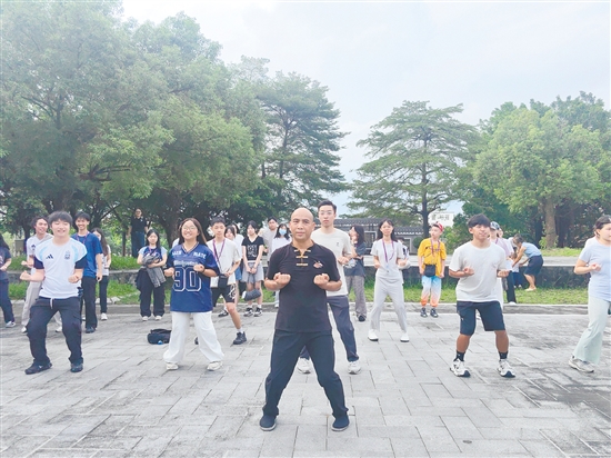 研学团跟着师傅学习咏春拳。