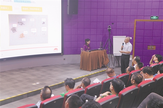市政协委员走进李锦记，学习企业运用AI技术助力生产的经验。