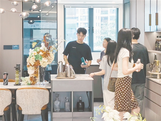 青年人才通过实地观摩直观了解本地优质房源。