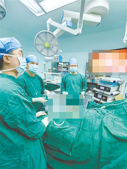 医生为老人实施腹腔镜微创手术。