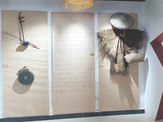 大田镇石山村史馆内陈列着蓑衣、二胡，展示恩平独有的木鱼民歌。