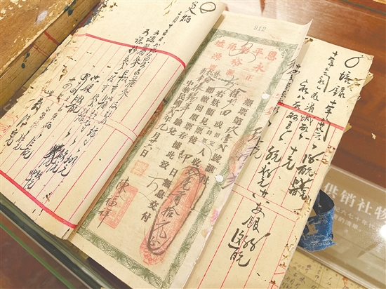 君堂镇黎塘村史馆丰富的侨批，生动还原了先辈远渡重洋、回乡建楼、造福桑梓的历史。